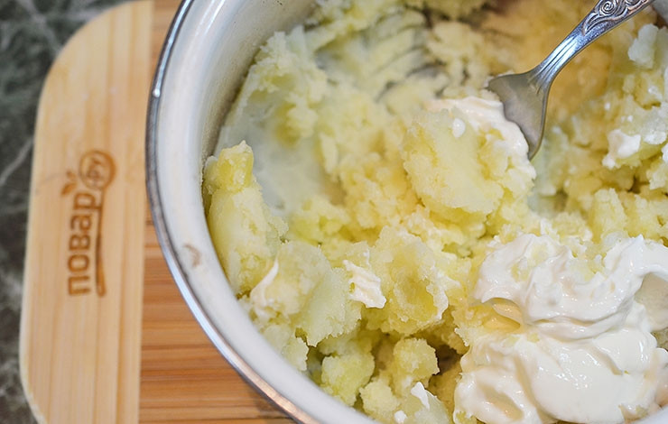 1. Этап. Картофельные палочки с сыром и беконом: Затем разомните, добавьте сметану.