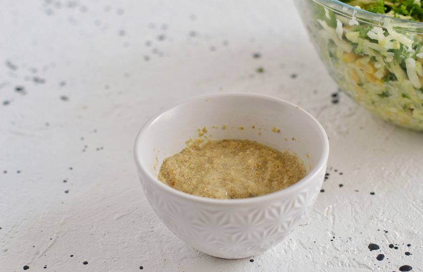 1. Этап. Оладьи из кабачков с кукурузой: Семена льна измельчите в кофемолке, затем добавьте воду.