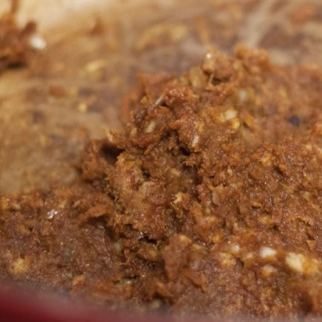 1. Этап. Гуляш из говядины: 7. К луку и чесноку добавьте паприку и томатную пасту. Жарьте еще пару минут.