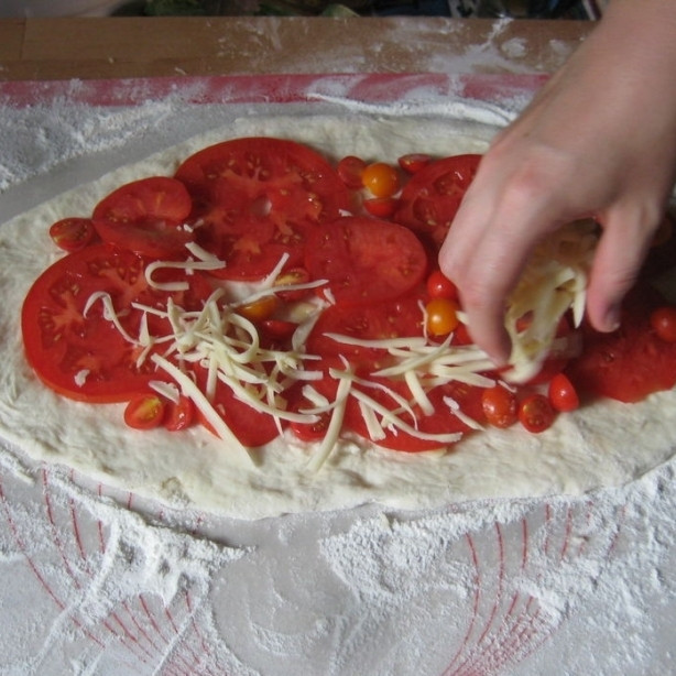 1. Этап. Пицца по-домашнему: Выкладываем тонко нарезанные помидоры, посыпаем сыром.