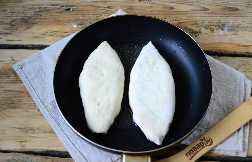 1. Этап. Пирожки со сливой на сковороде: На сковороде разогрейте растительное масло, жарьте пирожки на среднем огне до золотистого цвета.