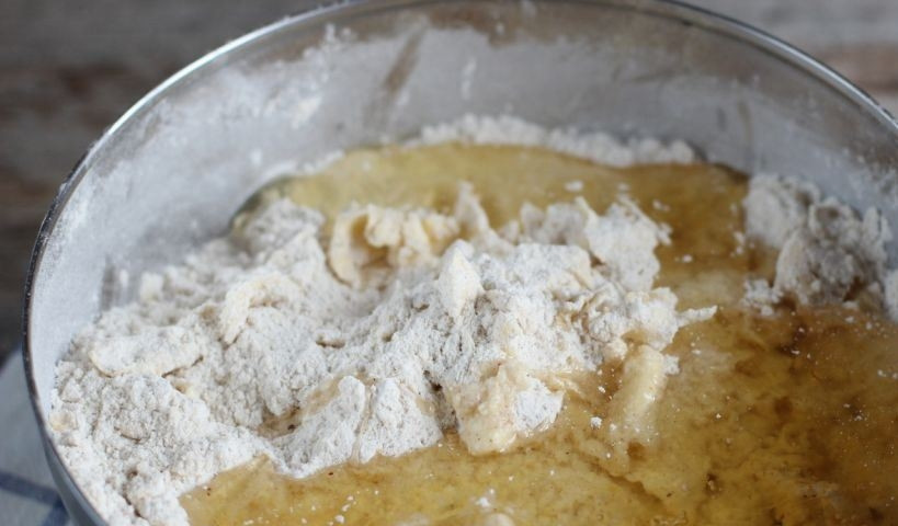 1. Этап. Имбирные пряники с глазурью: Добавьте в миску жидкий мед, вбейте сырое куриное яйцо и влейте столовую ложку холодной питьевой воды.