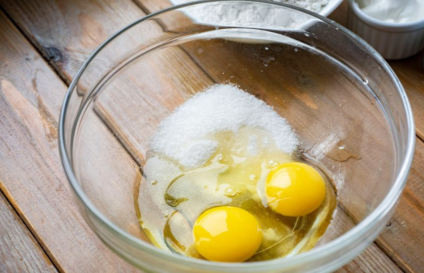 1. Этап. Бельгийские вафли без масла: В миску вбейте яйца и добавьте сахар.