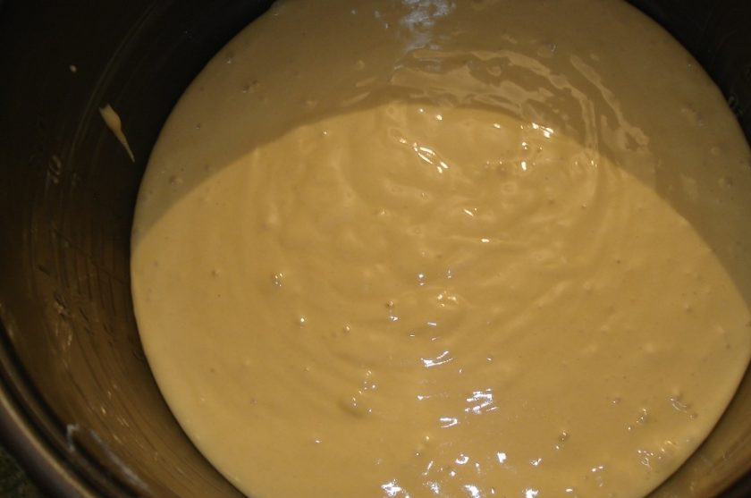 1. Этап. Бисквитные коржи: Чашу мультиварки смажьте маслом. Туда же влейте тесто.