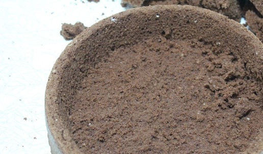 1. Этап. Шоколадный торт Для тебя: Вынуть бисквит из формы и остудить на решетке. Снять аккуратно верхнюю крышку бисквита. Аккуратно убрать мякиш -сделать корзинку. Макиш раскрошить в крошку. Вишню разморозить в дуршлаге - сок не выливать! Желатин распустить в небольшом количестве молока. Немного остудить.