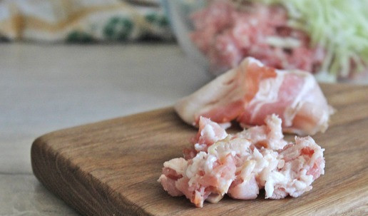 1. Этап. Голубцы «Необычные»: Бекон нарезать небольшими кусочками, добавить в чашку с остальными ингредиентами для начинки для голубцов.