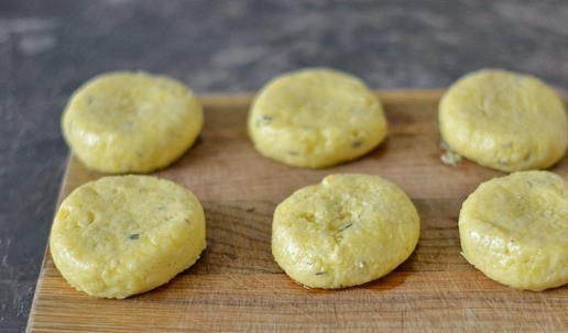 1. Этап. Картофельные биточки: Мокрыми руками сформируйте круглые картофельные биточки.