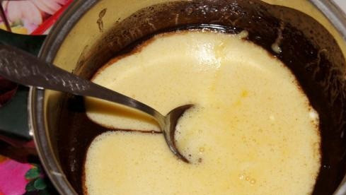 1. Этап. Бисквит с горьким шоколадом: 7. Лопаткой или ложкой аккуратно смешиваем все ингредиенты.