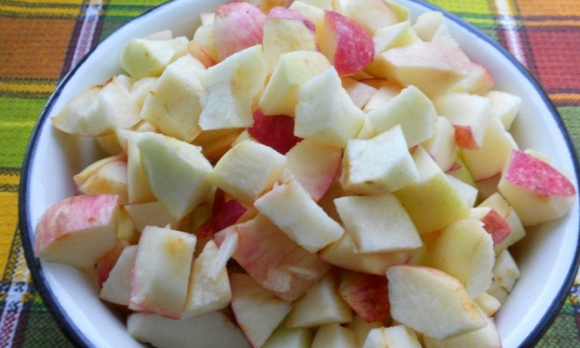 1. Этап. Яблочный пирог из творожного теста: 4. Яблоки мою и разрезаю, вычищаю семена, затем нарезаю фрукты небольшими кусочками.