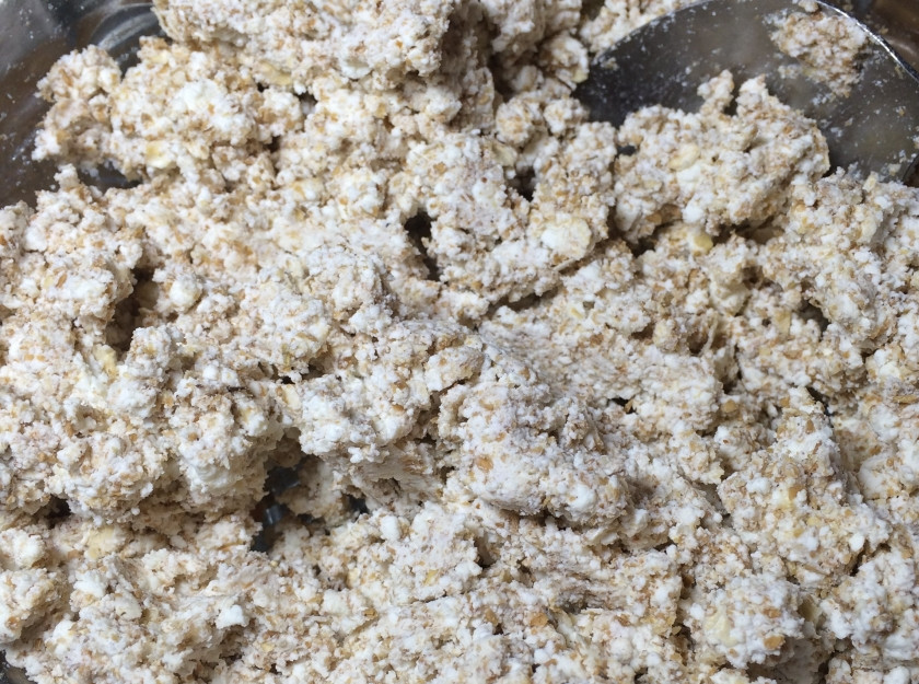 1. Этап. Творожный крамбл: Получается неоднородная масса комочками, так и должно быть.