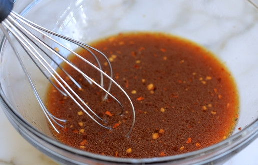 1. Этап. Овощи стир-фрай: 2. В глубокой мисочке соедините соевый соус, воду, масло, сахар, крахмал, горчицу и хлопья чили, если используете. Перемешайте до однородности.