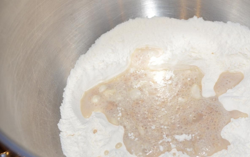 1. Этап. Бельгийские вафли: Загрузить в тестомесилку муку, влить подошедшие дрожжи.