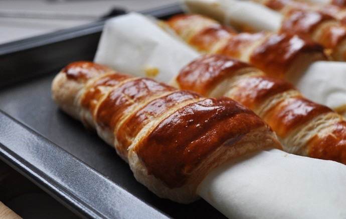 1. Этап. Слоеные трубочки: Отправляем трубочки в разогретую до 180 градусов духовку и выпекаем их 20-25 минут.