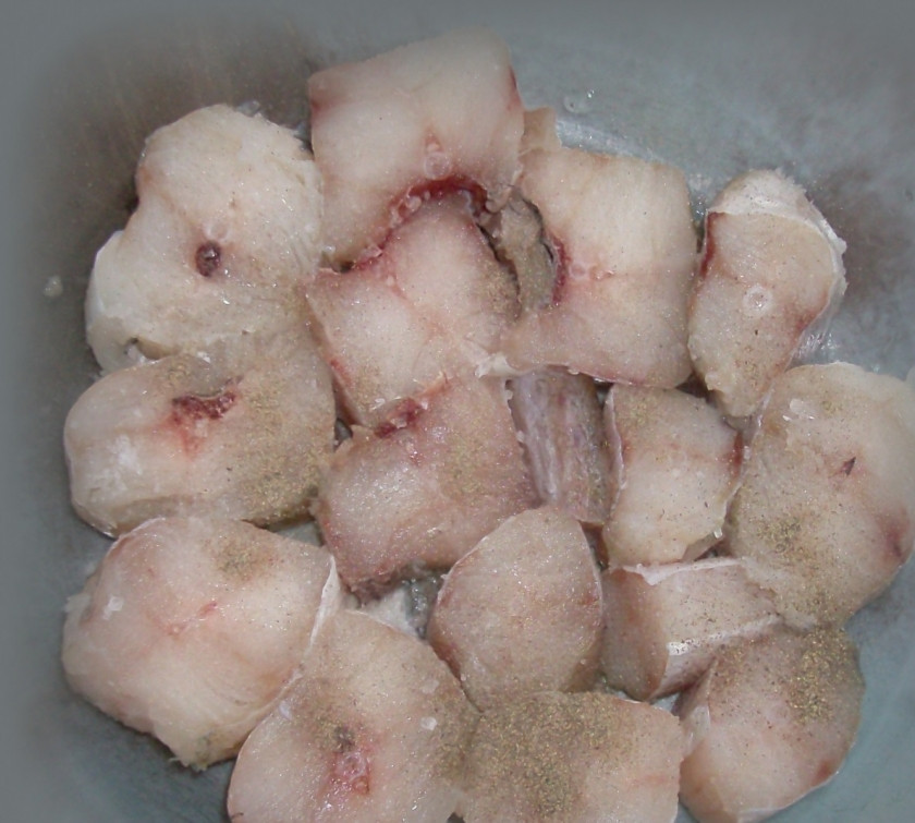 1. Этап. Минтай тушеный в майонезе: Первый слой рыбы выложите на дно формы для запекания. Посолите и поперчите, добавьте приправу для рыбы по вкусу.