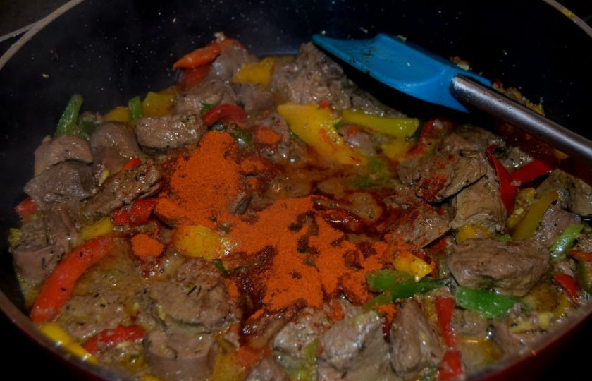 1. Этап. Рагу из печенки с овощами: 4. Далее добавьте смесь сладких перцев и паприку, готовьте в течение 2 минут.