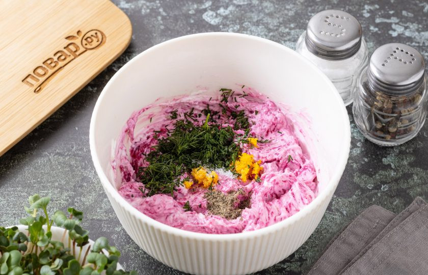 1. Этап. Свекольный дзадзики: Снимите цедру с лимона. Добавьте в соус мелко нарезанную зелень, соль, черный молотый перец и цедру лимона.