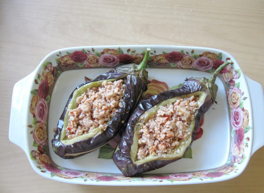 1. Этап. Баклажаны с фаршем в духовке: Заполните баклажаны приготовленным фаршем.