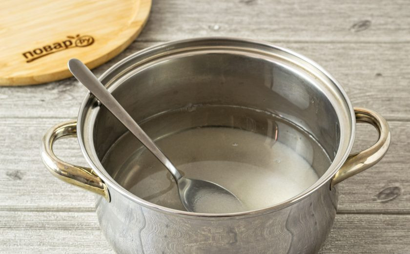 1. Этап. Яблочный квас: Вскипятите воду, добавьте сахар и проварите, пока он полностью растворится.