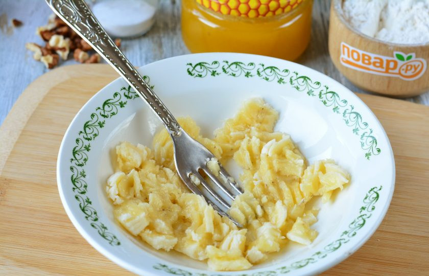 1. Этап. Диетический банановый пирог: Спелые бананы почистите и разомните в пюре.