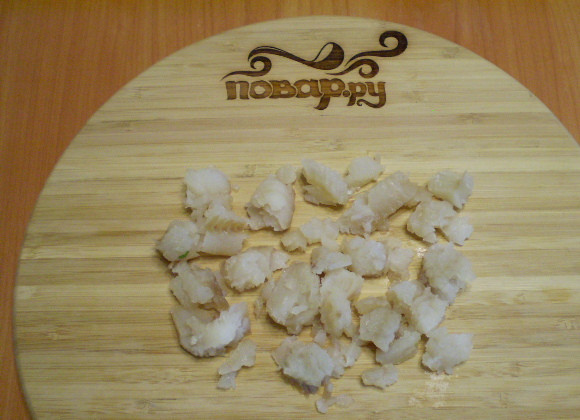 1. Этап. Суп на рыбном бульоне: 8. И порежьте кусочками. Выбирать рыбу нужно для того, чтобы она не переварилась.