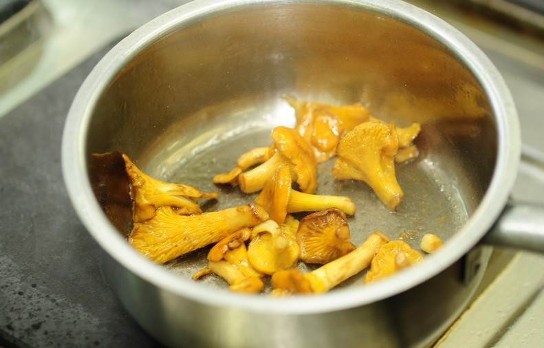 1. Этап. Суп из лисичек с фасолью: Добавляем лисички, солим, перчим и обжариваем их до румяной корочки, постоянно перемешивая.