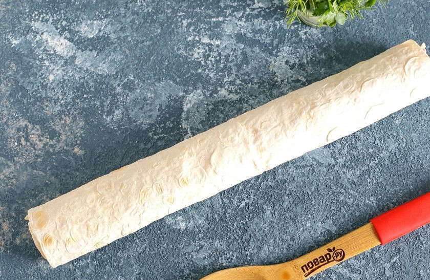 1. Этап. Ленивые пирожки с начинкой: Сверните лаваш в плотный рулет.