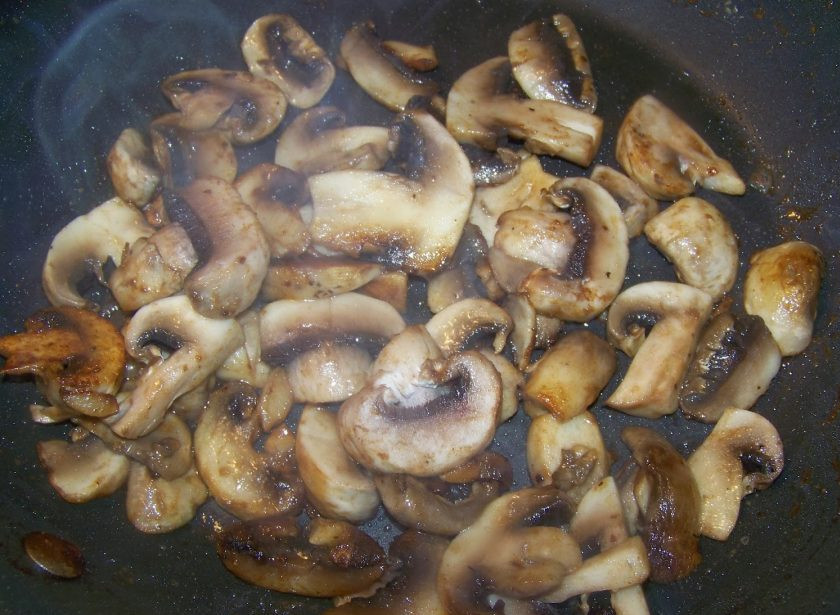 1. Этап. Тушеная свинина с грибами в мультиварке: Грибы помойте, почистите, порежьте тонкими слайсами. Обжарьте на растительном масле до золотистого цвета.