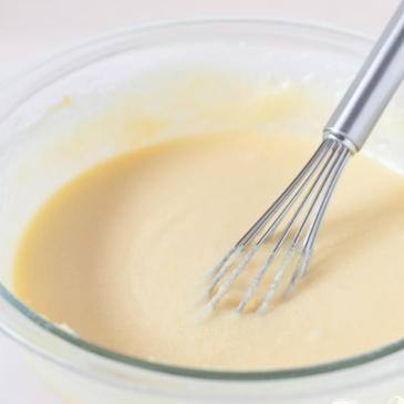 1. Этап. Пирожные с орехами и кокосовой стружкой: 4. Смешать яичные желтки, сахар и соль вместе в миске. Взбить со сливочным маслом, затем добавить сливки и ваниль, перемешать. Налить смесь в среднюю кастрюлю и готовить на слабом огне, постоянно помешивая, пока смесь не начнет густеть, около 15 минут. Смесь вылить в миску и дать остыть до комнатной температуры.