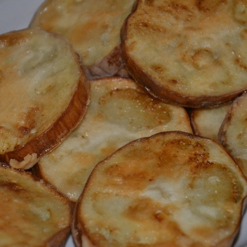 1. Этап. Баклажаны по-гречески: Затем каждый кусочек баклажана нужно обвалять в муке и обжарить на оливковом масле до румяной корочки.