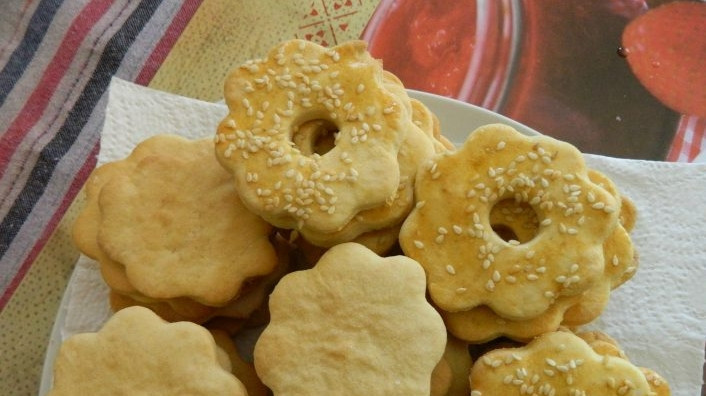 1. Этап. Печенье с вареньем (быстро и просто): 2. Вот такие будут красивые печеньки. Смажем их взбитым белком и посыпем кунжутом. Еще на пару минут отправим в печку, чтобы чуть подсушились.