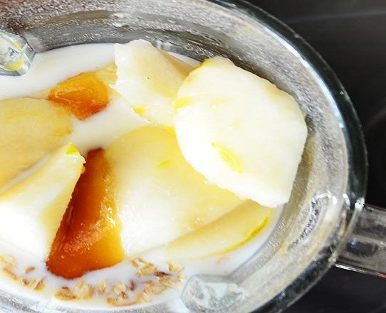 1. Этап. Овсяные блинчики диетические: 3. Осталось добавить яйца и немного оливкового (или другого по вкусу) масла. Влить 1-2 ложки меда и взбить до однородности.