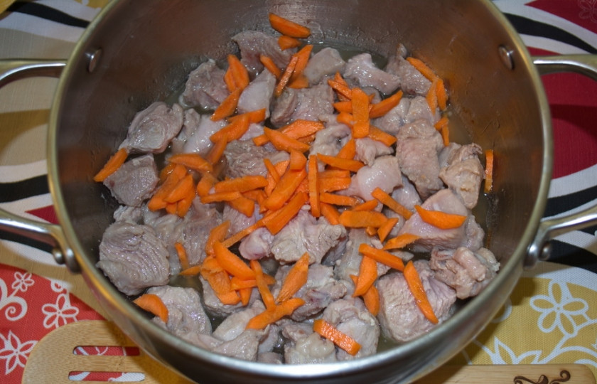 1. Этап. Мясо с рисом: На растительном масле обжариваем мясо в казане или в кастрюле. Добавляем нарезанные репчатый лук и морковь.