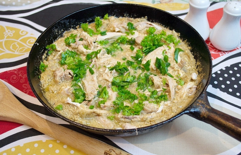 1. Этап. Классический сациви из курицы по-грузински: Подайте сациви к столу. Вкуснейшее блюдо готово. Соус весьма необычный, очень оригинальный. Изюминкой в соусе является его острота. Само блюдо вкусное, нежное и острое одновременно.