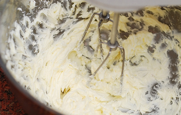 1. Этап. Миндальное песочное печенье: В блендере соедините в единую массу мягкое масло с ликёром, солью и сахаром.