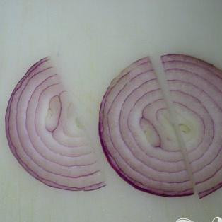 1. Этап. Пряный салат из огурцов: Вам потребуется совсем чуть чуть лука. Порежьте его очень тонко, полукольцами.