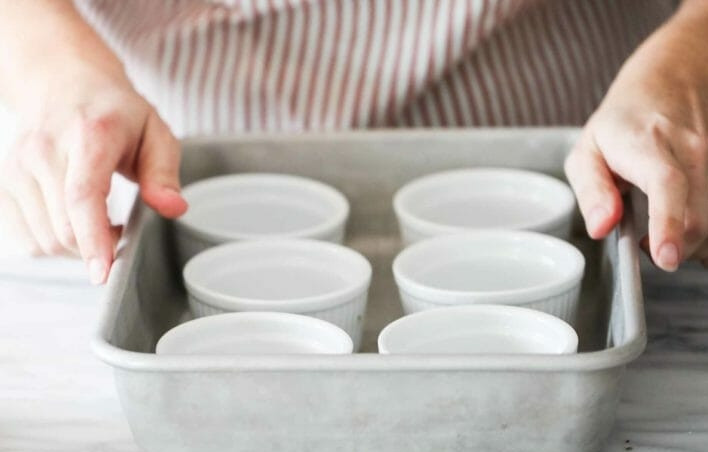 1. Этап. Классический десерт Крем-брюле: 1. В форму для выпечки поставьте 6 пиалок и отложите их в сторону.