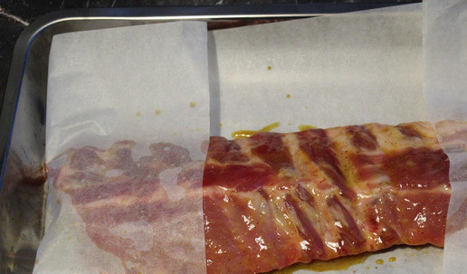 1. Этап. Свиные рёбра в медово-горчичном маринаде: Заворачиваем ребра в пергамент.