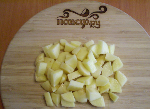 1. Этап. Летний суп с курицей: 5. Режем не крупно картофель.