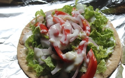 1. Этап. Шаверма дома: 16. Переложите питу на фольгу и полейте ложкой соуса.