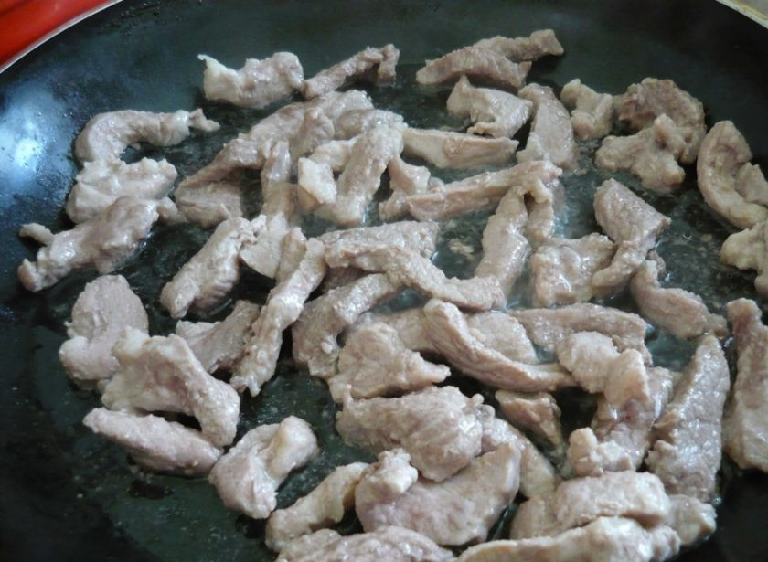 1. Этап. Азу из свинины: 2. В сковороду налейте растительное масло и разогрейте, выложите мясо и обжаривайте на слабом огне несколько минут.