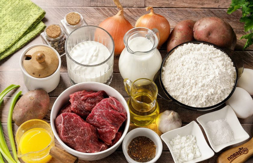 1. Этап. Эчпочмак без дрожжей: Подготовьте все ингредиенты по списку. Для начинки можно использовать любое мясо — говядину, гуся, утку или курицу, добавив в начинку для пикантности черный перец и любые приправы по вкусу. Кстати, подмороженное мясо режется проще и быстрее.