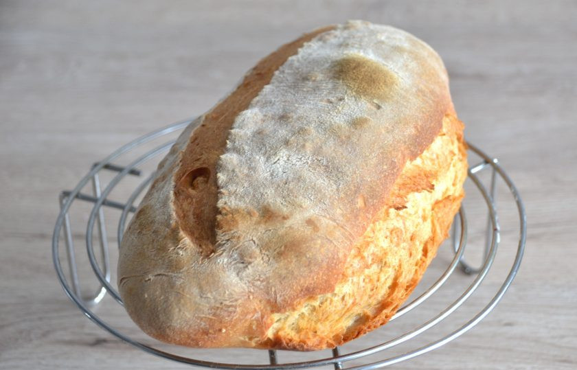 1. Этап. Пшеничный хлеб на ржаной закваске: Готовый хлеб остудите до комнатной температуры на решетке.