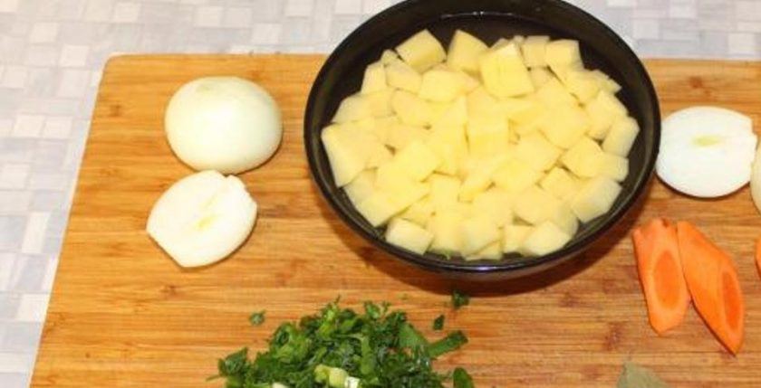 1. Этап. Солянка из осетра: Подготовьте, помойте и нарежьте овощи.