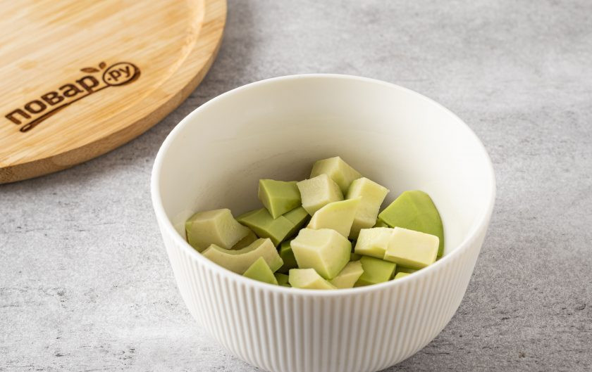 1. Этап. Гуакамоле с зеленым горошком: Авокадо очистите от кожуры. Удалите косточку и нарежьте кубиками.