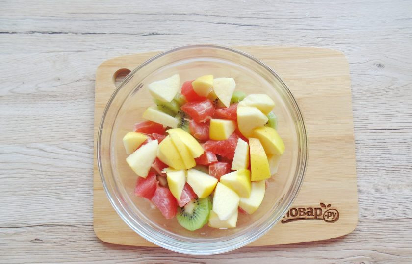 1. Этап. Фруктовый салат из мандаринов и яблок: Яблоки вымойте, удалите семенную коробочку и нарежьте кубиком (можно с кожурой).