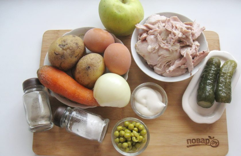 1. Этап. Оливье с курицей и яблоком: Возьмите все ингредиенты для приготовления салата.