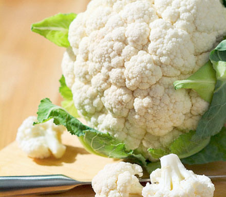 1. Этап. Мясо с цветной капустой в духовке: 1. Готовить цветную капусту с мясом очень легко, особенно в духовке. Для начала нужно отварить соцветия. Для этого чистим капусту и разделяем на соцветия.