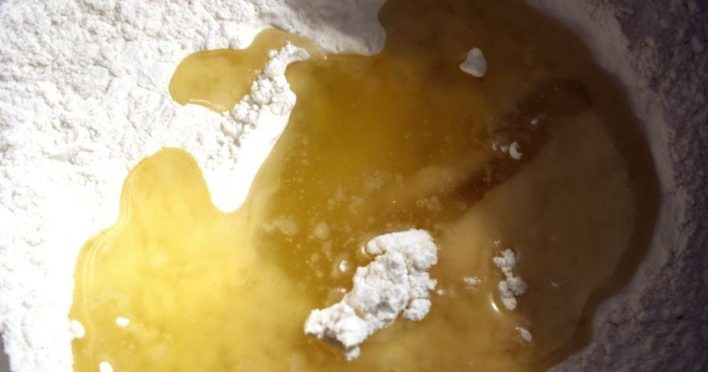 1. Этап. Пицца гавайская с ананасами: Смешайте соль с мукой, советую муку просеять. Добавьте в муку масло растительное, замесите тесто.