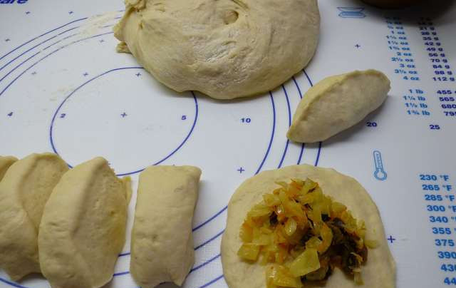 1. Этап. Пирожки за 5 минут на сковороде: 5. Тесто разрезаем на одинаковые кусочки, и из каждого раскатываем лепешку и делаем пирожок.