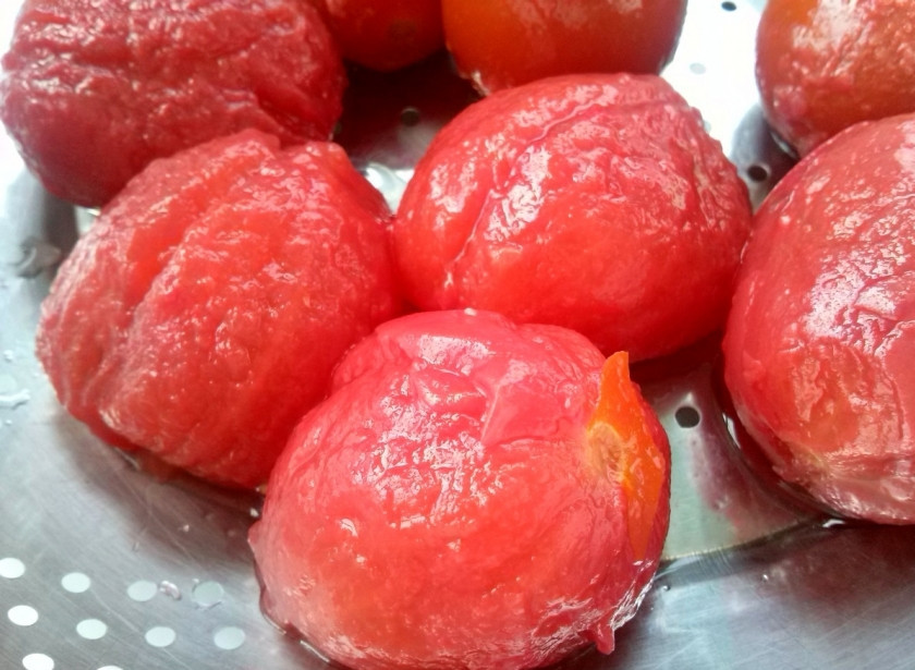 1. Этап. Чахохбили из курицы по-грузински: Помидоры очистить от кожицы. Для этого на помидорах сделайте крестообразные надрезы, опустите их в кипяток на 1 минуту, обдайте холодной водой и снимите кожицу.